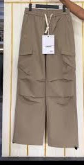 The image shows a pair of olive green men's multi-pocket cargo pants featuring an elastic drawstring waistband and large utility side pockets.